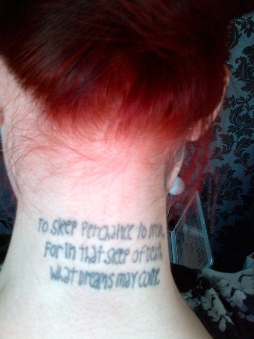 Foto de tatuaje en la parte posterior del cuello de una mujer