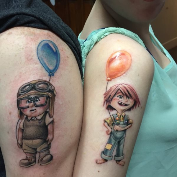 Tatuajes en los brazos de los personajes de la película de animación UP.