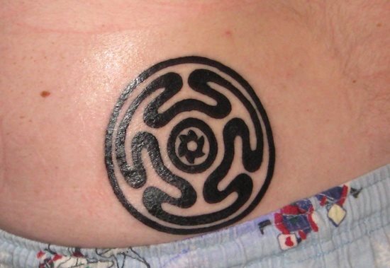 Tatuaje de simbología pagana en la parte baja de la espalda.