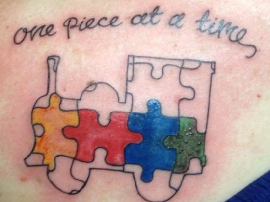 Tatuaje muy divertido de un piezas de puzzle representando un trenecito infantil.