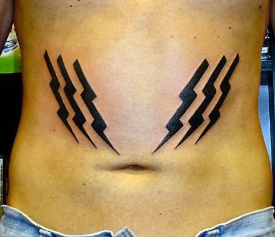 Si te gusta ser original este tatuaje múltiple con rayos a cada lado del vientre puede ser para ti.