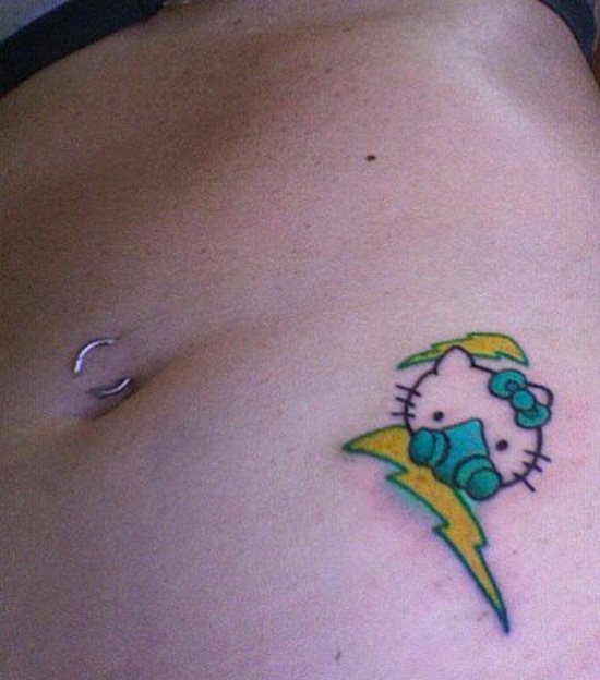 Tatuaje de la kitty sobre un rayo en el abdomen de esta chica.
