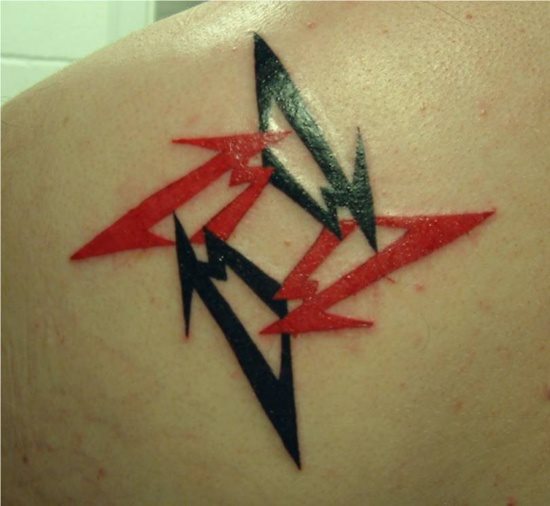 Tatuaje con cuatro rayos, dos de sombreado negro y dos con sobreado rojo. Muy original.