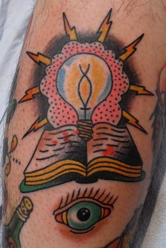 Tatuaje muy simbólico con un ojo abierto que observa, un libro, una bombilla y rayos en la parte de atrás como complemento