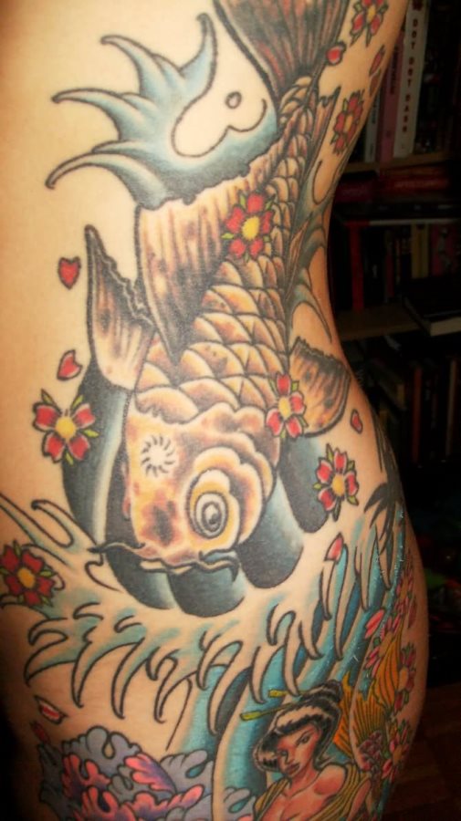 140 Tatuajes de peces: Algunos rodeados de olas y mar