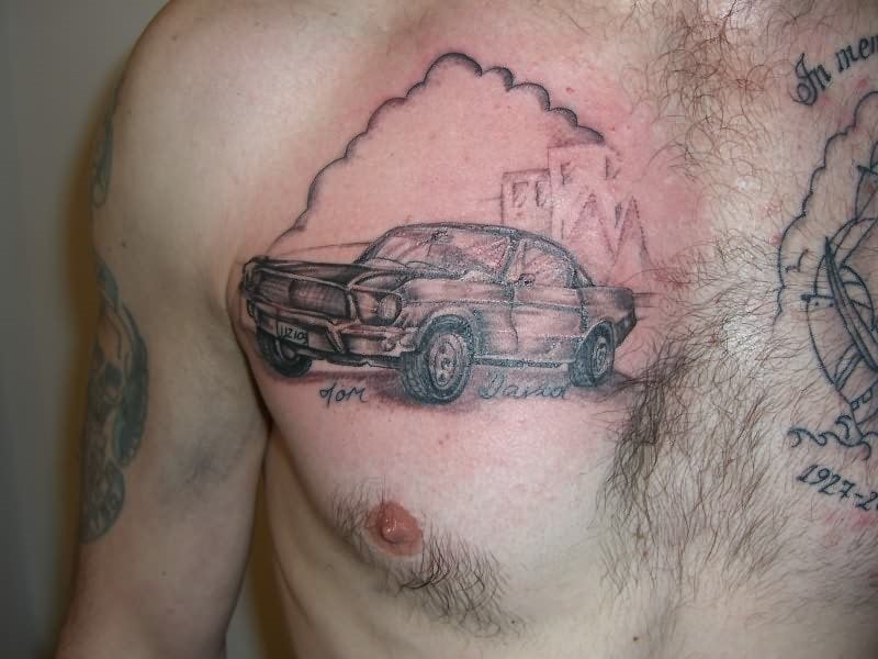 Tatuaje de coche en el pecho