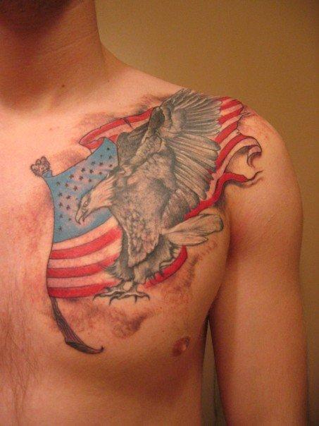 Águila americana cerca de una bandera americana.
