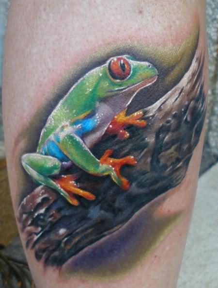 Precioso tatuaje de una rana sobre un tronco, muy realista