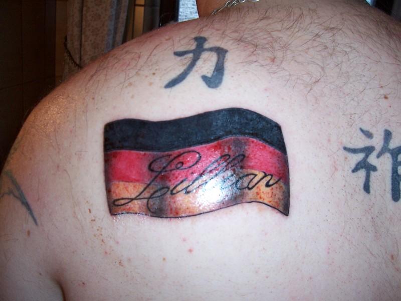 Bandera alemana junto con letras chinas en la espalda para hombre