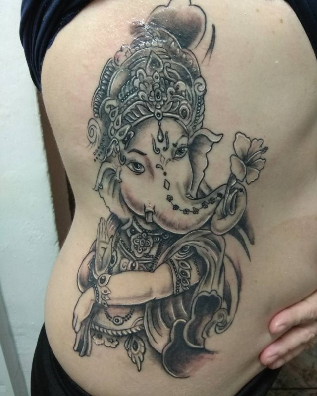 tattoo femenino con la ganesha 10