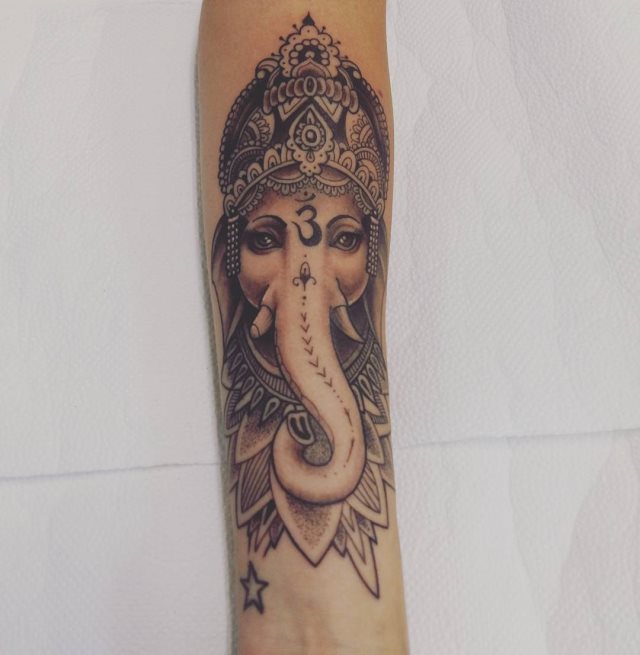 tattoo femenino con la ganesha 11