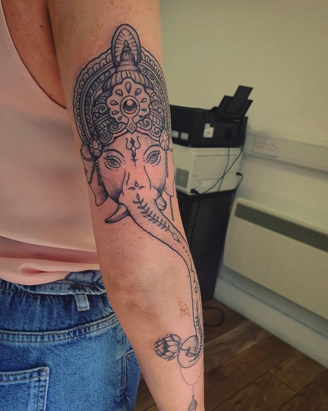tattoo femenino con la ganesha 23