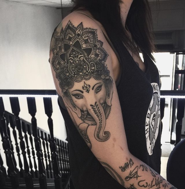 tattoo femenino con la ganesha 25