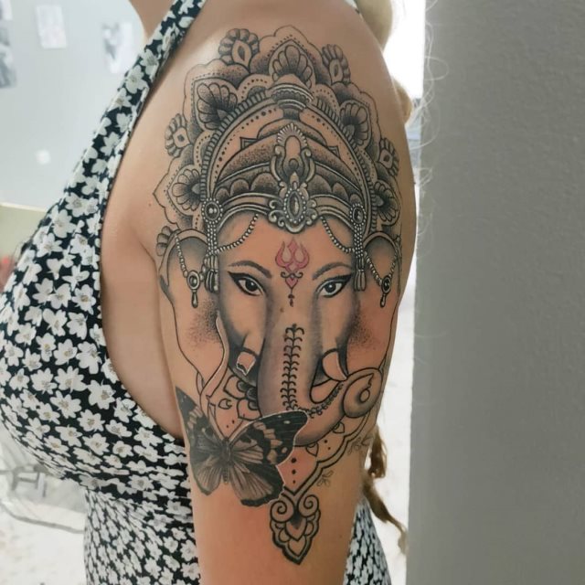 tattoo femenino con la ganesha 31