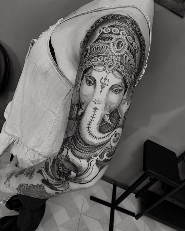 tattoo femenino con la ganesha 42