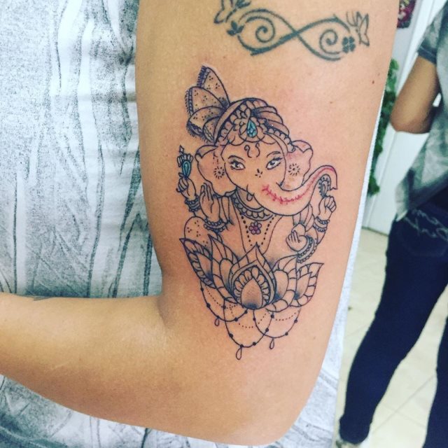 tattoo femenino con la ganesha 43