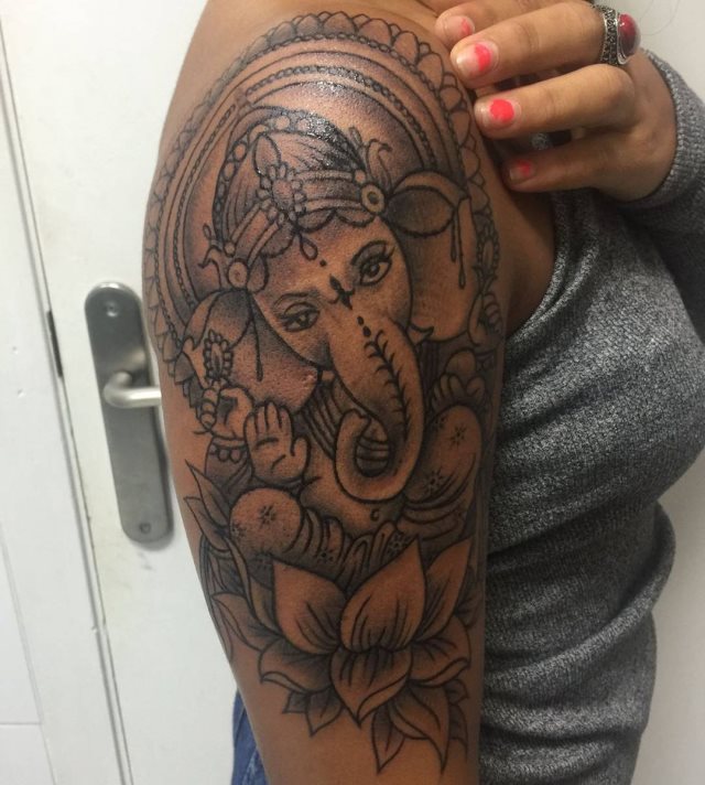 tattoo femenino con la ganesha 44