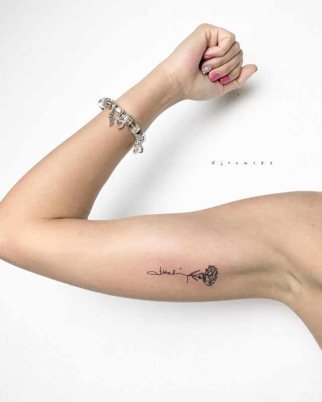 tattoo femenino con nombre 07