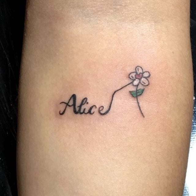 tattoo femenino con nombre 14