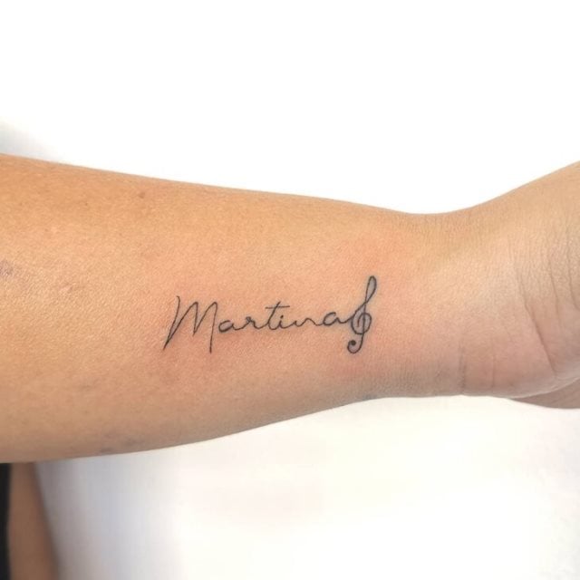 tattoo femenino con nombre 24