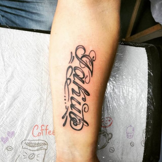 tattoo femenino con nombre 26