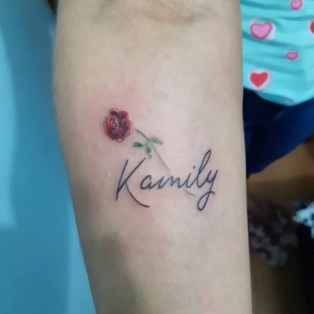 tattoo femenino con nombre 34