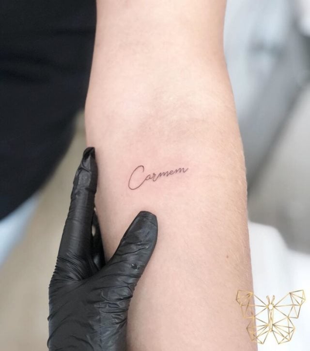 tattoo femenino con nombre 38