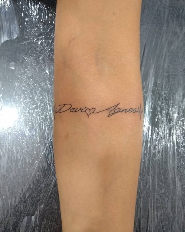 tattoo femenino con nombre 51