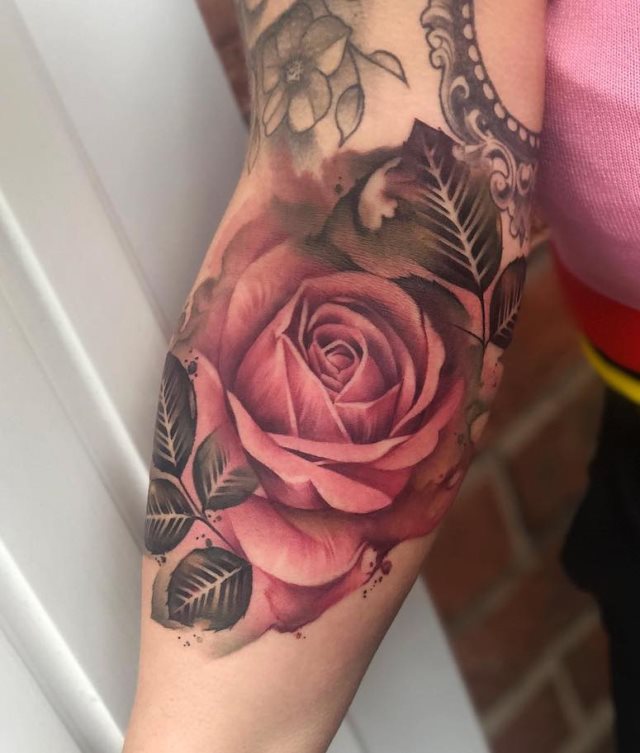 tattoo femenino con rosa 01