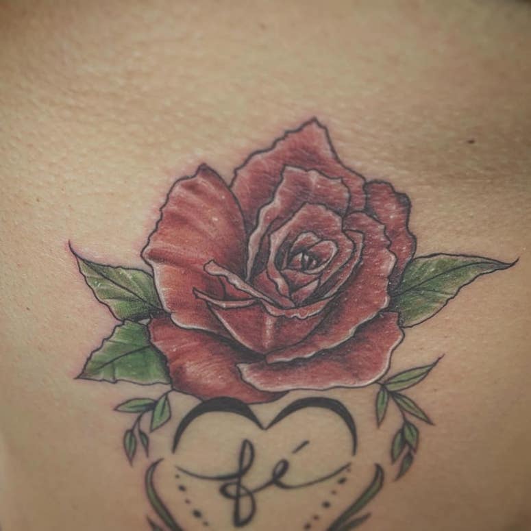 tattoo femenino con rosa 06