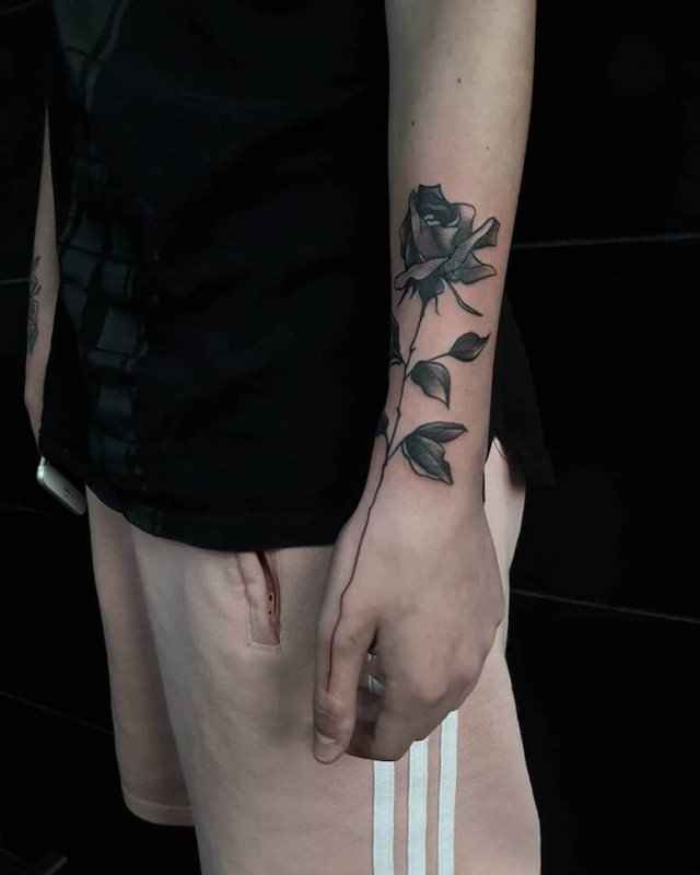 tattoo femenino con rosa 09