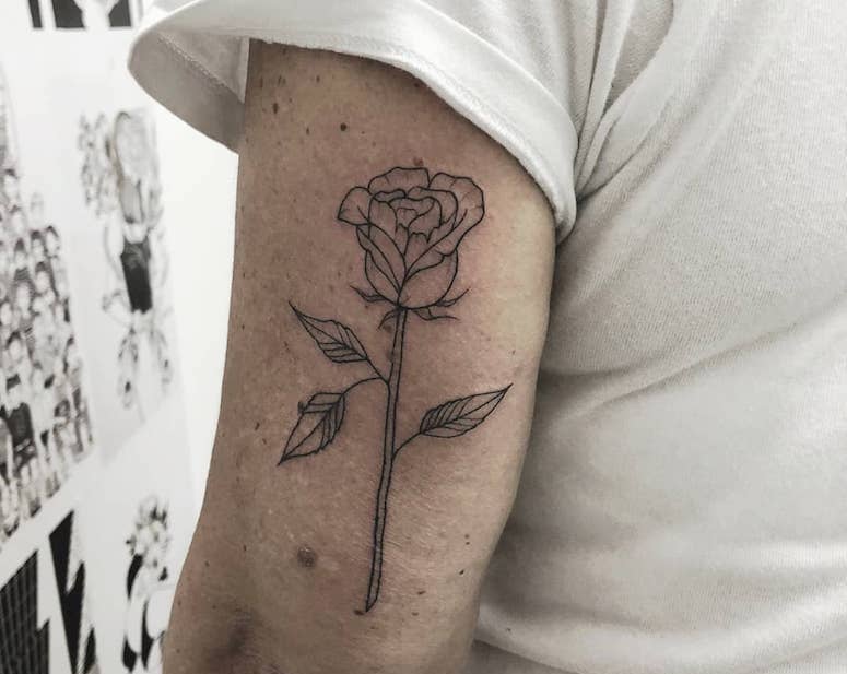 tattoo femenino con rosa 105