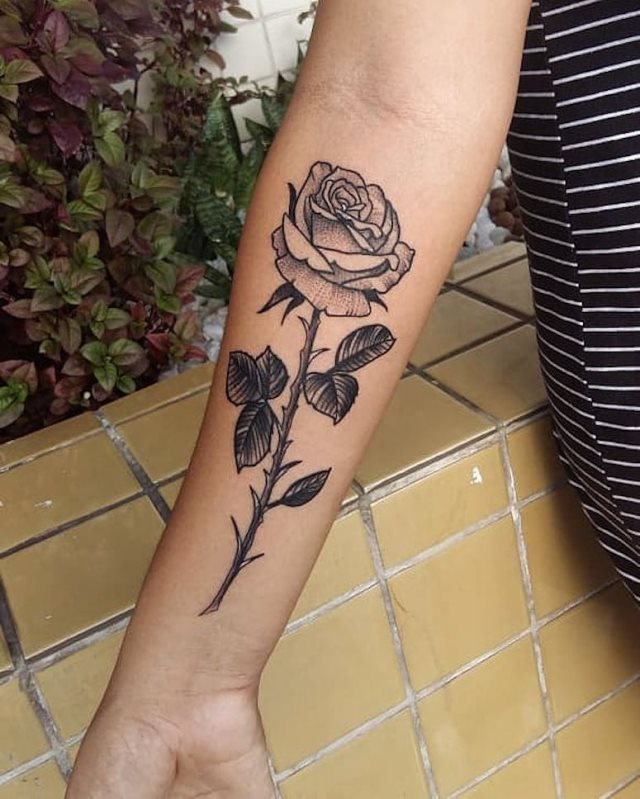 tattoo femenino con rosa 108