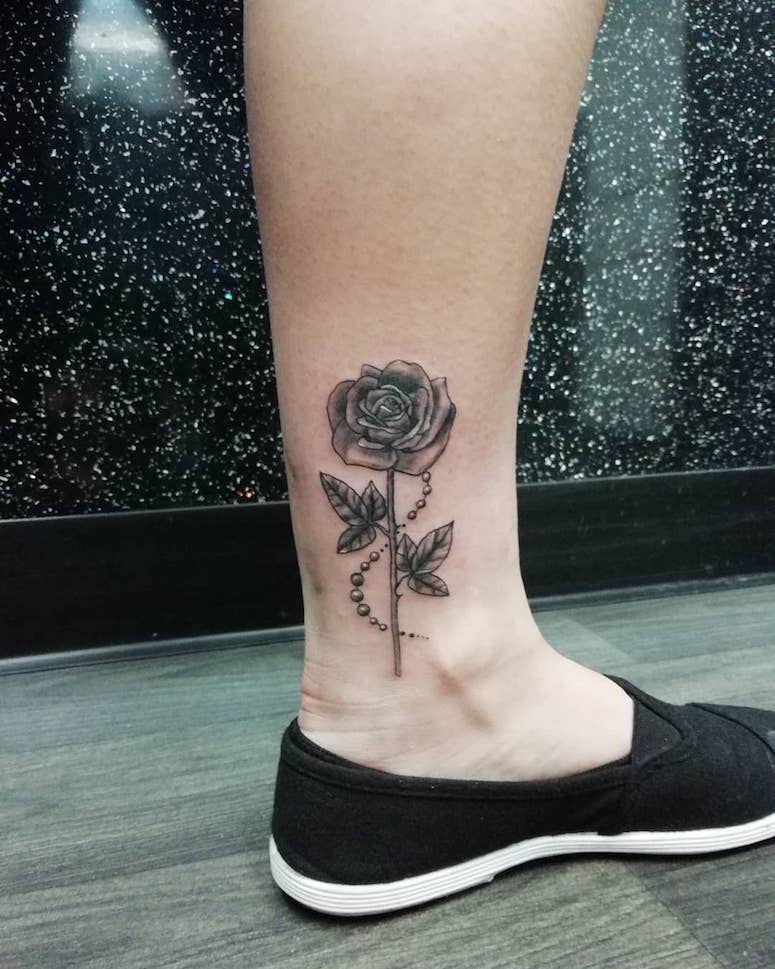 tattoo femenino con rosa 110