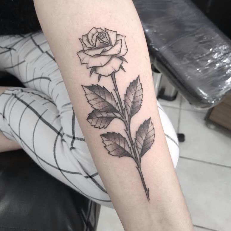 tattoo femenino con rosa 112