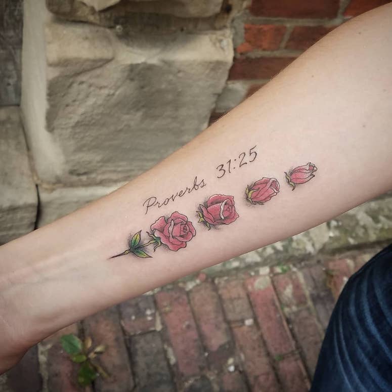 tattoo femenino con rosa 114