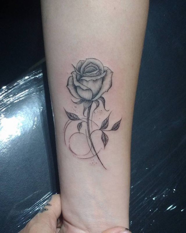 tattoo femenino con rosa 119