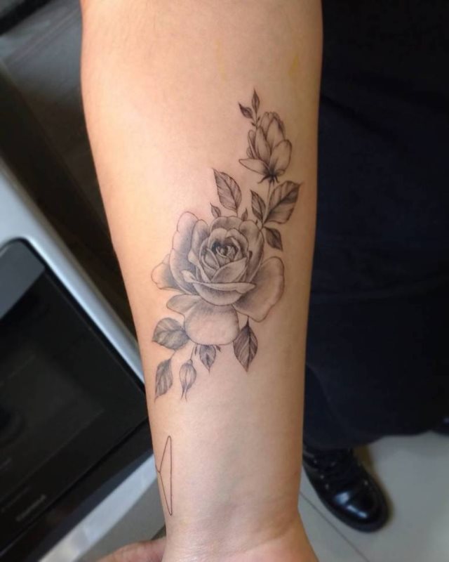 tattoo femenino con rosa 120