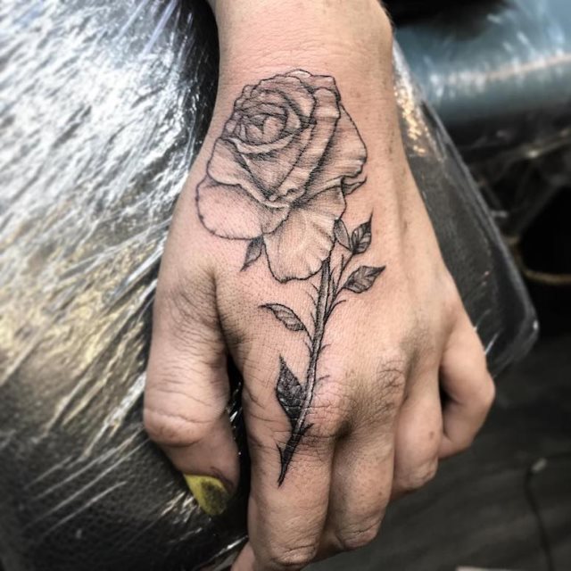 tattoo femenino con rosa 20