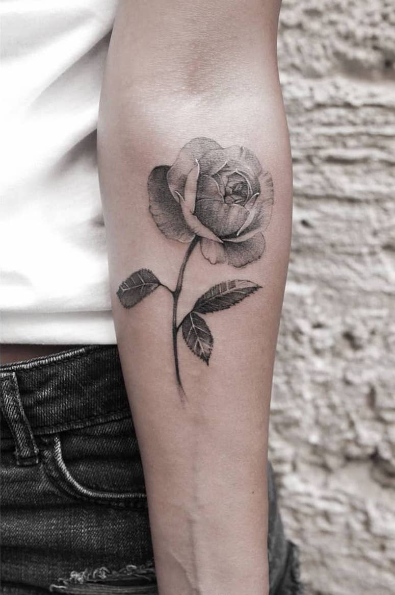 tattoo femenino con rosa 25
