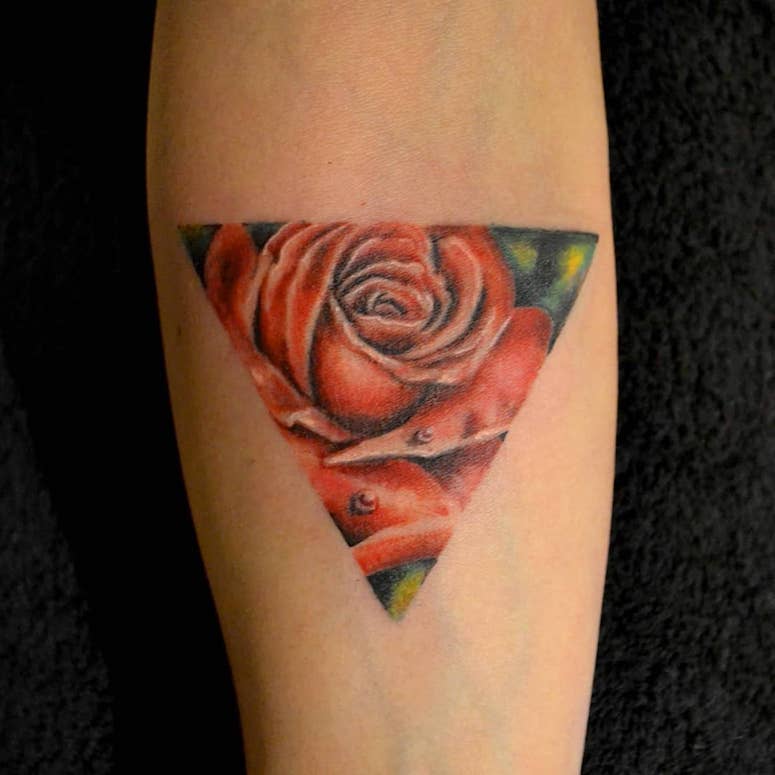 tattoo femenino con rosa 26