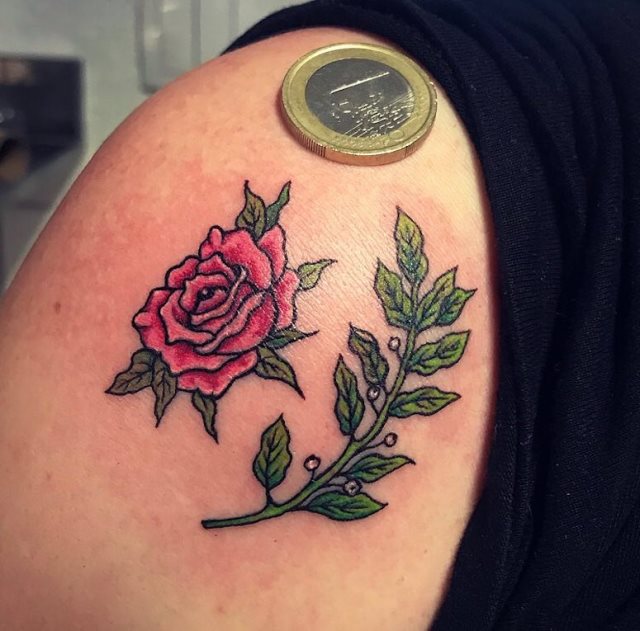 tattoo femenino con rosa 36