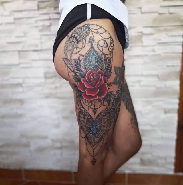 tattoo femenino con rosa 40