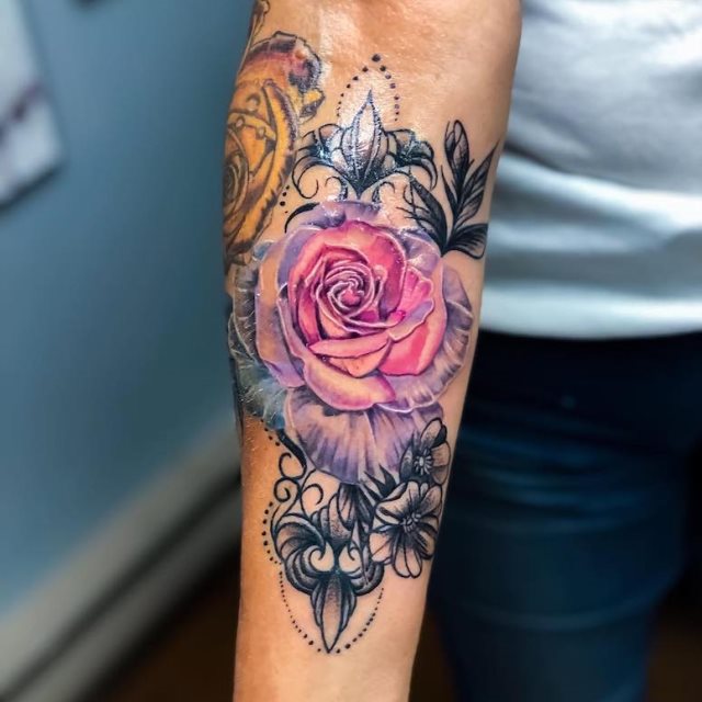 tattoo femenino con rosa 45
