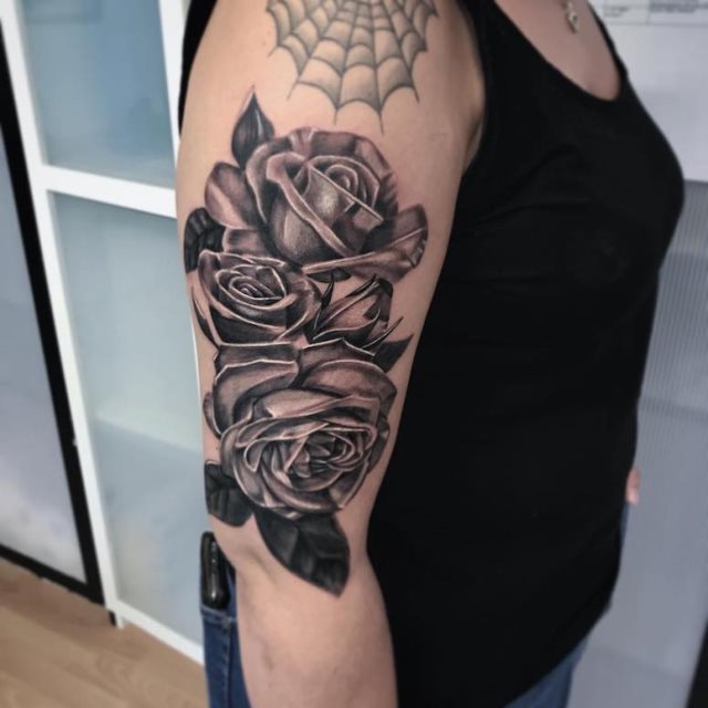 tattoo femenino con rosa 47