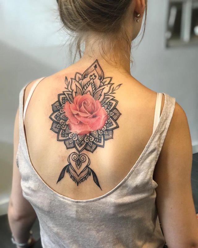 tattoo femenino con rosa 52