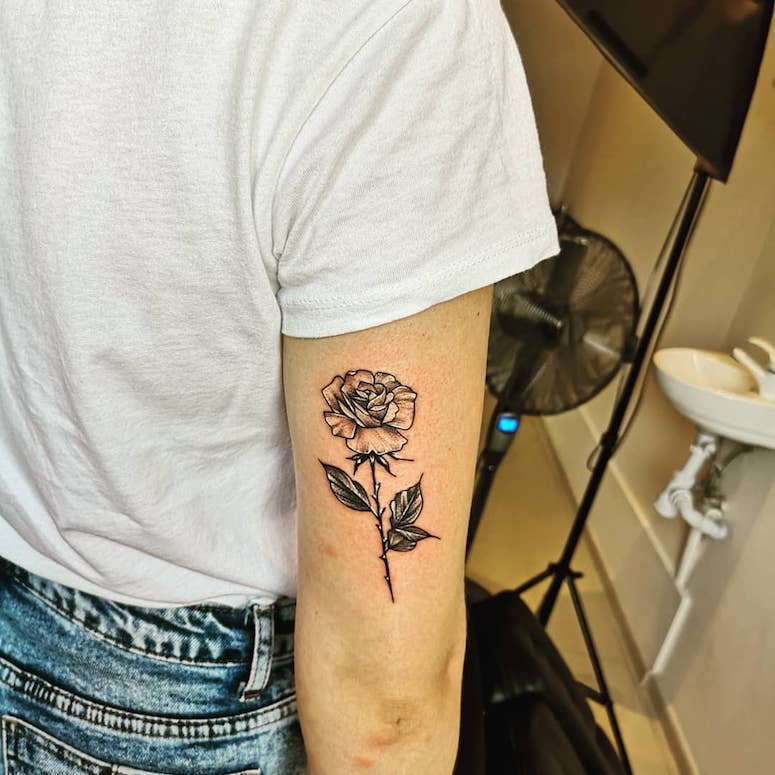 tattoo femenino con rosa 61