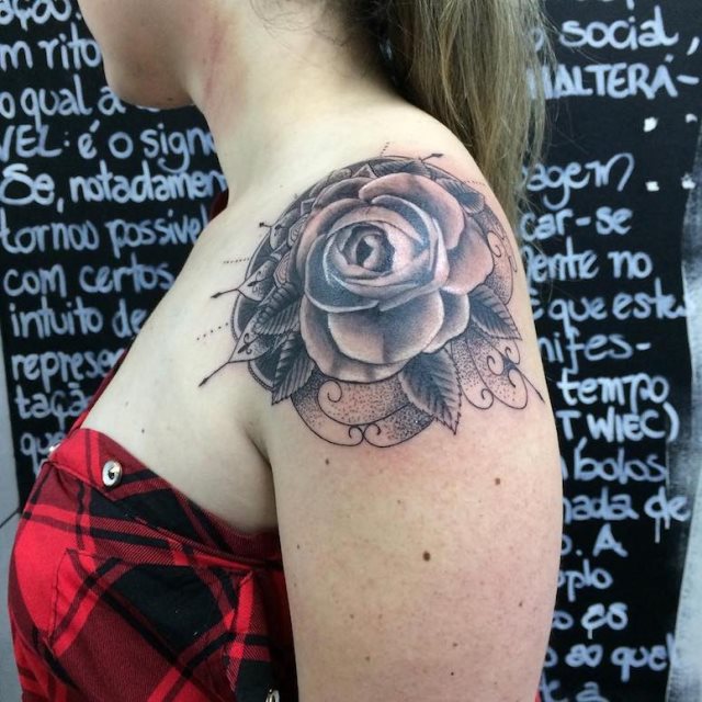 tattoo femenino con rosa 62