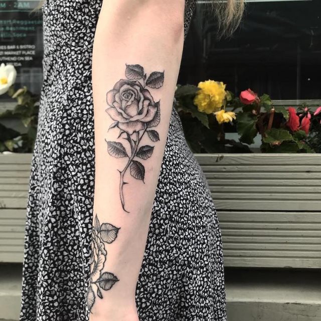 tattoo femenino con rosa 66