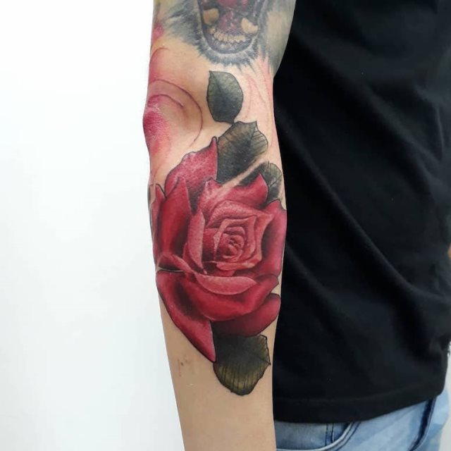 tattoo femenino con rosa 67